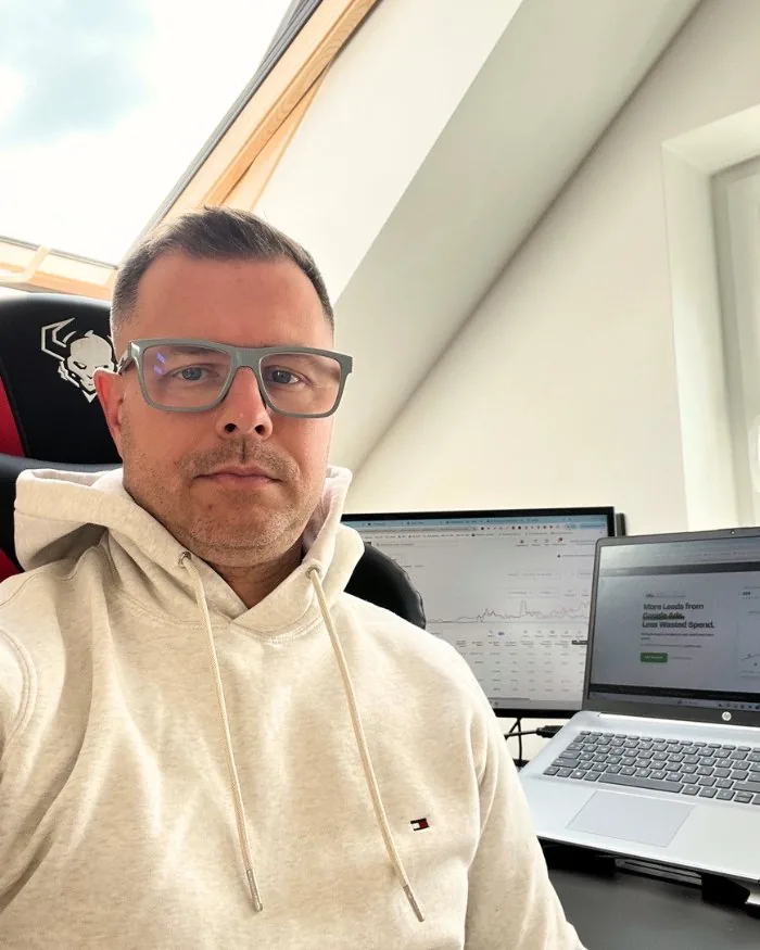 Łukasz, specjalista Google Ads, przy biurku analizuje pulpit kampanii